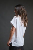 Camiseta Focus de Anabel Lee. "ENFÓCATE. En solo lo que es importante."     -Camiseta de corte recto, manga corta y cuello redondo. - details 2