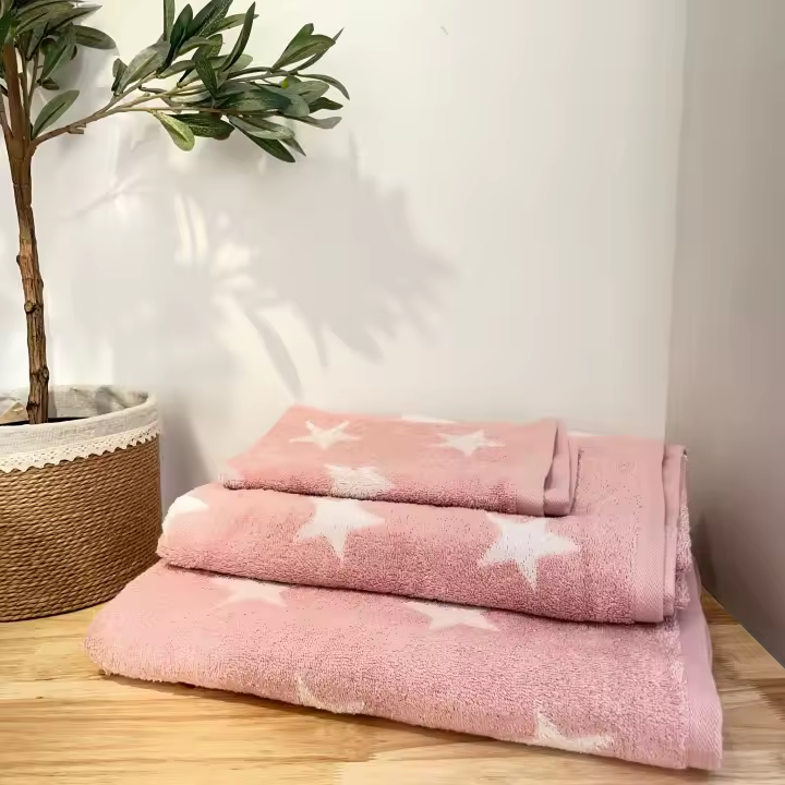 Baños Boutique Toalla de Baño Premium, Algodón - Calidad del Hotel, Súper Suave y Altamente Absorbente, Color Rosa con Dibujo STAR - 1
