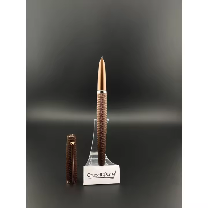 Pluma Estilográfica Diplomat Viper Marrón Guilloche - 1