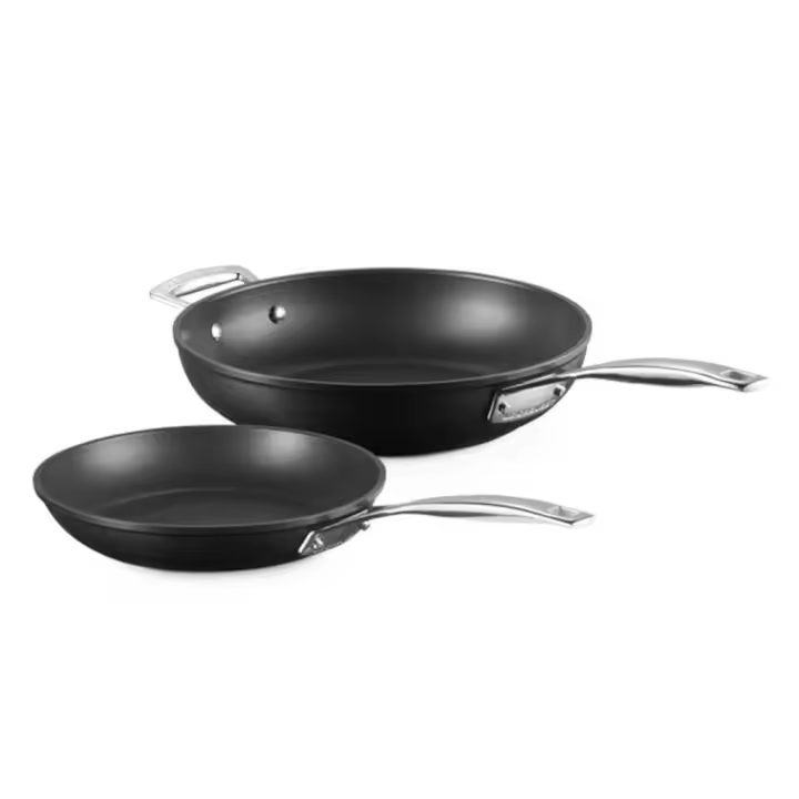 Conjunto de 2 Sartenes Antiadherentes PRO de Le Creuset – 24 cm y 28 cm Alta, Aluminio Forjado, Apta para Inducción y Horno, Diseño Ergonómico con Mango de Acero Inoxidable - 1