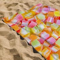 Manterol - Toalla de playa picture estampado golosinas. Tejido liso por un lado y rizo por el otro. Super ligera y absorbente con un diseño de gominolas multicolores. - details 0