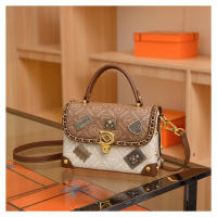 Bolso De Hombro Para Mujer Estilo Retro Con Decoración De Insignia De Oso Exquisito Bolso Cruzado De PU Suave Con Lining De Poliéster - details 22