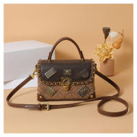 Bolso De Hombro Para Mujer Estilo Retro Con Decoración De Insignia De Oso Exquisito Bolso Cruzado De PU Suave Con Lining De Poliéster - details 14