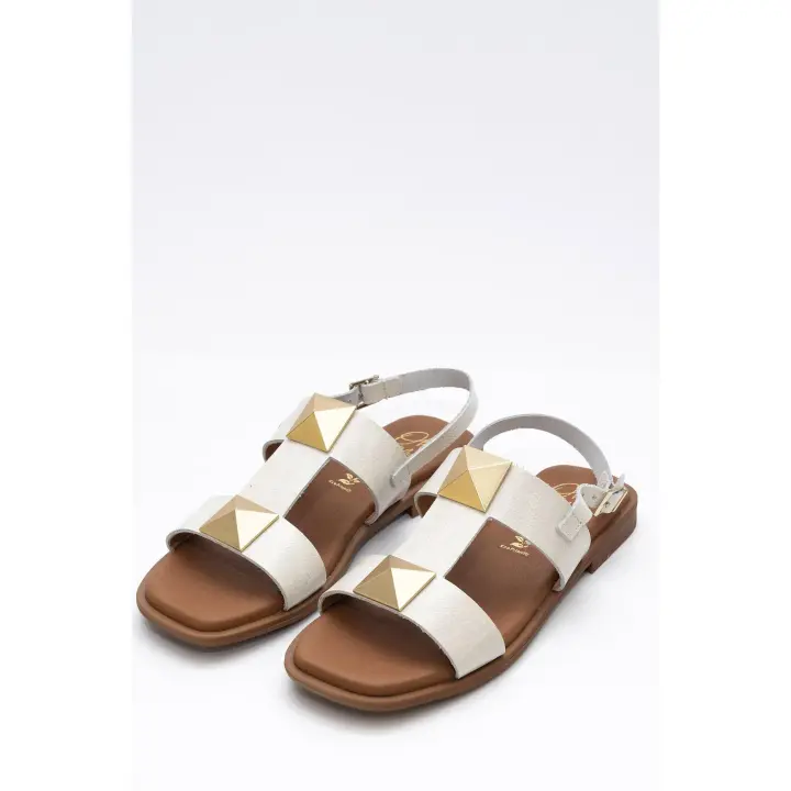5329 OH MY SANDALS Sandalia mujer modelo Carla fabricada en piel color hielo brillo. Destaca por su diseño elegante, con detalle de tachuelas piramidales doradas y cierre en hebilla. Planta de piel almohadillada. - 1