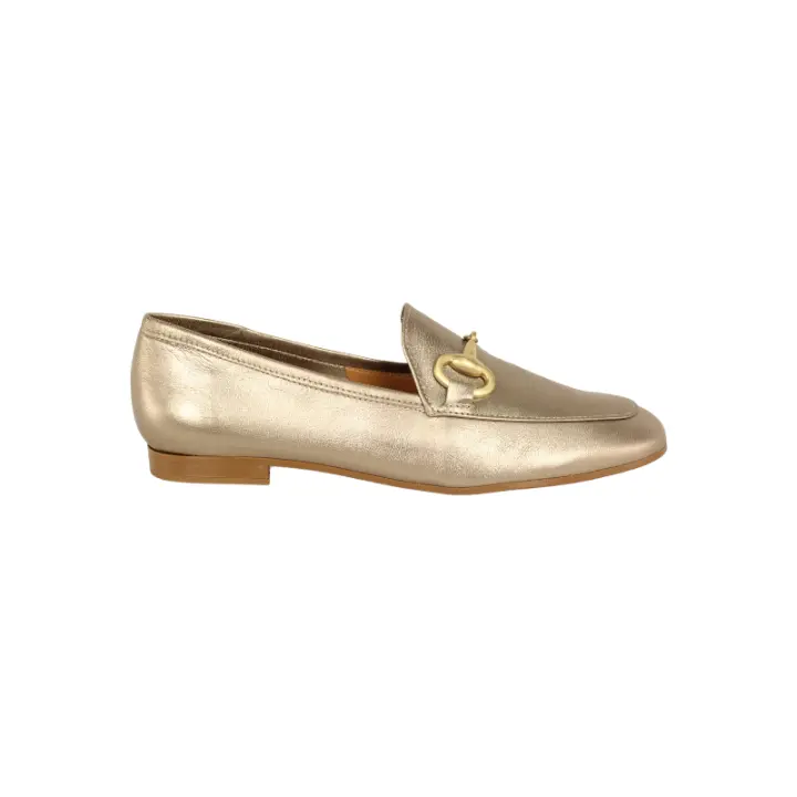 mocasin con estribo piso flexible y punta redonda en piel tinte vegetal acabado metal - 1