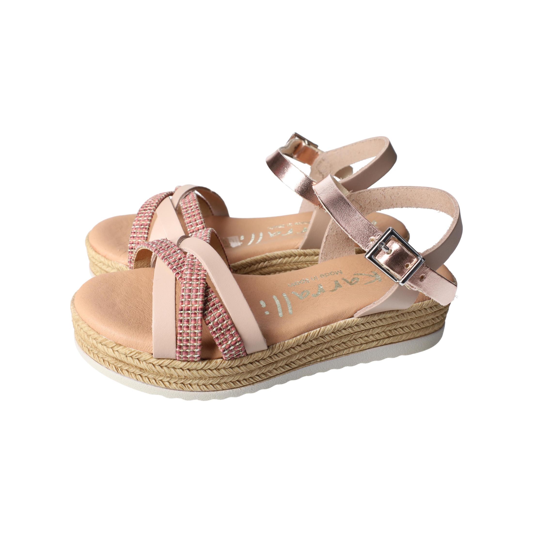 Sandalias marca MADE IN SPAIN para niña en color nude. Sandalias de piel nude hechas en España con plantilla de gel y cierre con hebilla