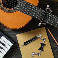 Capó De Guitarra Rodante Sliding Capo Para Músicos Fácil De Ajustar Conjunto De Palillos De Guitarra Colorido Disponible - details 3