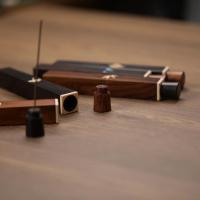 Caja De Almacenamiento De Incienso De Madera De Sándalo Negra Tubo De Incienso Corto Oval Figura De Tesoro En La Palma Juguete De Madera - details 1