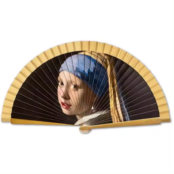 ABANICO DE MADERA Y TELA SERIE LA CHICA DE LA PERLA - 1