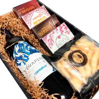 Cesta gourmet con vino tempranillo, cuatro pates de nuestra tierra y picos para acompañar - details 0