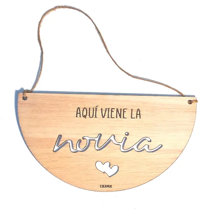 Lulamuk | Cartel Boda | Cartel Bienvenida Boda | Modelo Aquí viene la Novia | Cartel Ya viene la Novia | Adornos de Boda | Decoración Boda dama de honor (Novia) - 1