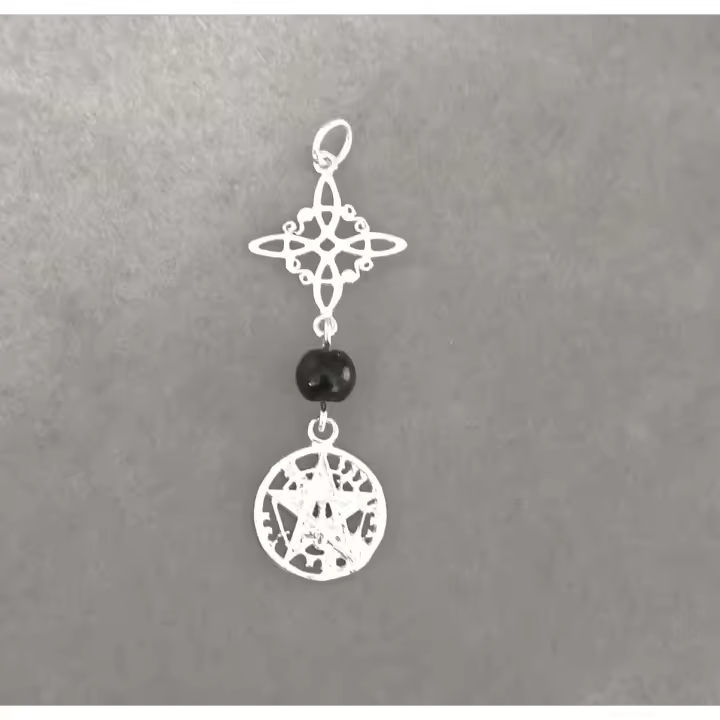 colgante amuleto doble protección nudo de bruja y tetragrámaton con onix en el centro, fabricado en plata de primera ley.-40ycuatrojoyeria - 1