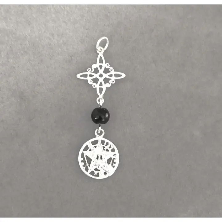 colgante amuleto doble protección con nudo de bruja y tetragrámaton y  con piedra de  ónix en el centro, fabricado en plata de primera ley.-40ycuatrojoyeria - 1