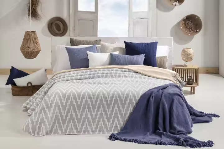 Manterol Outlet - Colcha cubrecama jacquard dibujo geométrico. Tejido de calidad duradero, ligero y antideslizante. - 1