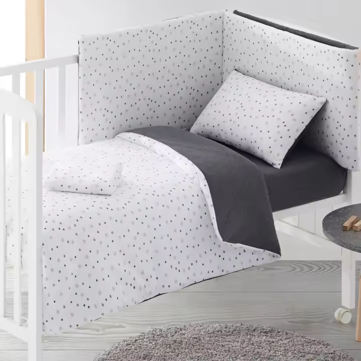 Funda nórdica cuna Diseño 402. BURRITO BLANCO. Incluye funda nórdica, sábana bajera y 1/2 fundas de almohadas. Estampado con diseño de tiernas estrellitas. Disponible en color Gris. 100% Algodón. Tamaños 50, 60, 70cm. - 1