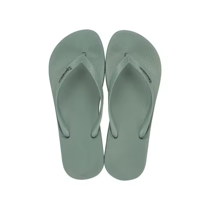 IPANEMA 82591 Chanclas piscina de mujer de la marca Ipanema. CALZAN PEQUEÑO. CONSULTAR GUÍA DE TALLAS.en goma con dos tiras de color verde. Planta anatómica y suela de goma antideslizante. - 1
