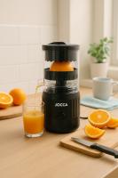 Exprimidor automático Jocca Elegance recargable. Exprime sin esfuerzo, sin residuos ni sabor residual. Preserva la fibra. Diseño compacto en color negro, fácil de guardar. Batería 2x1300mAh. Ideal para jugos frescos al instante. - details 0
