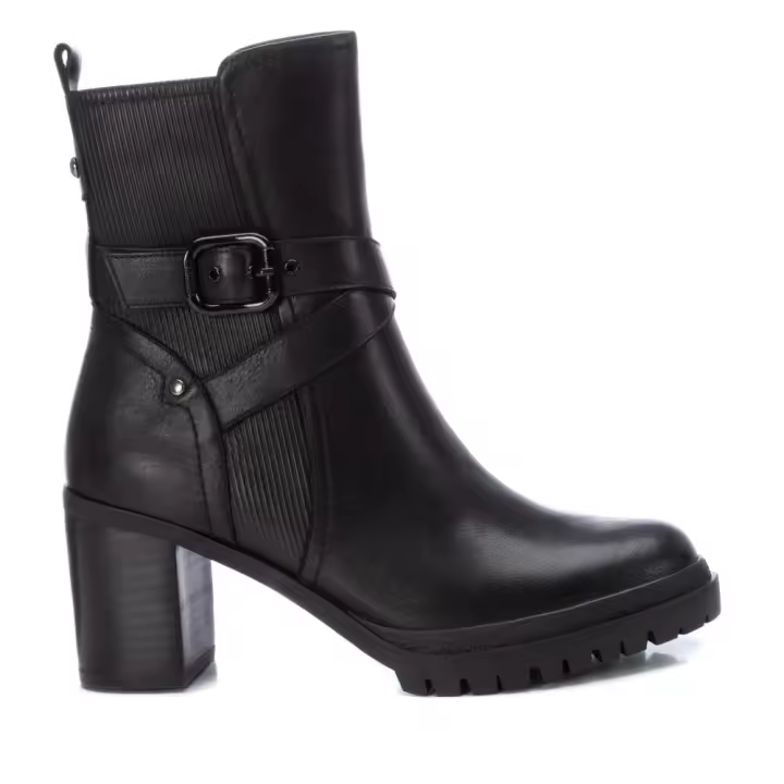 Botines Carmela modelo 160265 en color Negro - 1