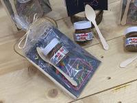 Lote de 10/15 regalos para niñas niños tarritos de Nutella con cucharita de madera y cuaderno mágico para dibujar en bolsa de regalo lazo color champan regalos para niñas niños cumpleaños comuniones bodas regalos originales para niños - details 1