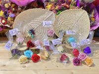 Lote de 20 Rosas de jabón perfumadas en bolsa de regalo con tarjeta de mensaje agradecimiento y lazo color champan - regalos para invitados de bodas comuniones bautizos aniversarios regalos originales - details 2