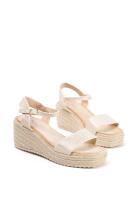 Lyla Wang sandalias doradas con cuña de esparto diseño trenzado y elegante cierre perfectas para el verano - details 17