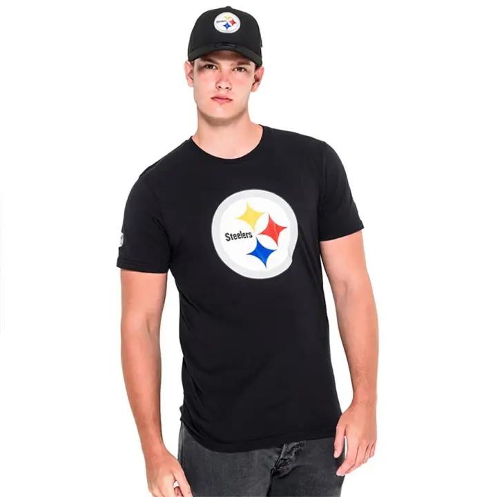 NOS NFL REGULAR TEE PITSTE BLK: Camiseta NFL Regular Pittsburgh Steelers, en negro. Perfecta para los fanáticos que buscan confort y estilo con el diseño deportivo de su equipo. ✅ Entrega 24/72h a España (península) - 1