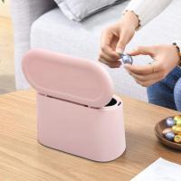 Bote de basura de mesa pequeño con tapa de botón para oficina, baño, cocina y dormitorio, almacenamiento de alimentos para mascotas (rosa) - details 3