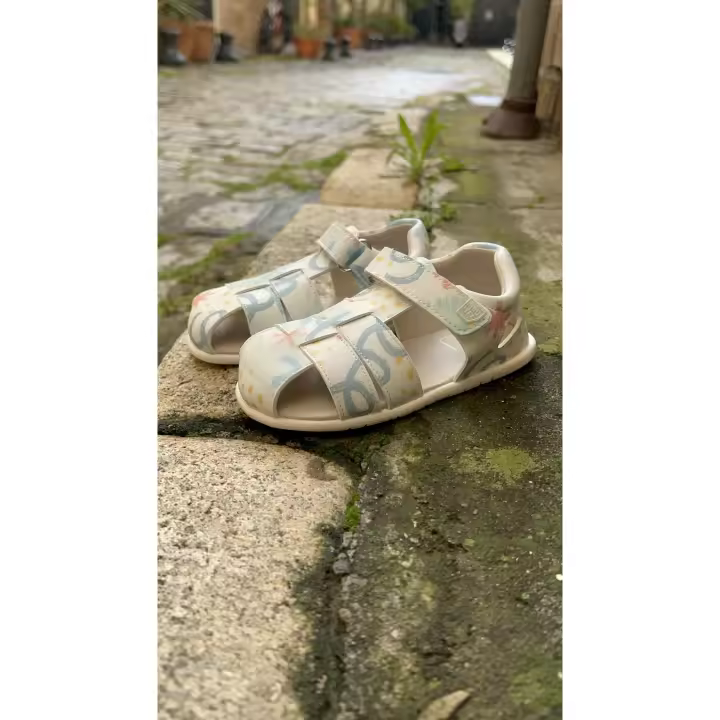 Sandalias cangrejeras blancas con detalle espiral de microfibra de Piruflex - 1