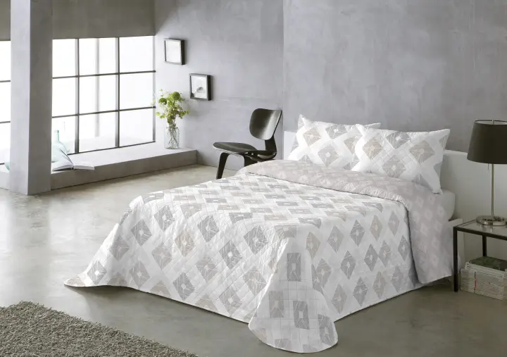 Plusdescanso- Colcha de Microfibra Reversible Rombos Beig con funda/s de almohada - Tacto muy suave y agradable. Elegancia para tu cama al mejor precio. Hipoalergénica y termosellada. - 1