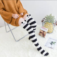 Medias Altas De Invierno Para Mujer Con Estampado De Animales De Dibujos Animados Terciopelo Coral De Felpa Grueso Medias Altas a La Rodilla Con Rayas - details 0