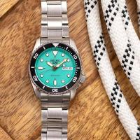 reloj automático buceo Seiko 5 Sports SKX ‘Midi’ Teal SRPK33K1 38mm 100m WR correa de acero - details 4