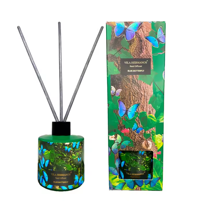 Impacte Milano - Ambientador Mikado 100ml Jungletopia - Blue Butterfly. Aroma Albahaca, Pino, Menta y Madera. Ambientador de Varillas con Diseño Exclusivo de Mariposas. 6 Varillas de Ratán Incluidas. Difusor Perfumado para el Hogar - 1