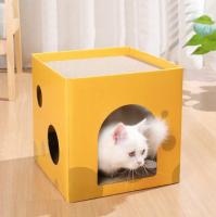 Rascador en forma de casa de cartón amarillo (30x30x30 cm) con agujeros para que tu gato se divierta rascando, explorando y descansando. Su diseño práctico y compacto brinda comodidad y diversión, manteniendo a tu gato entretenido y activo por horas. - details 3