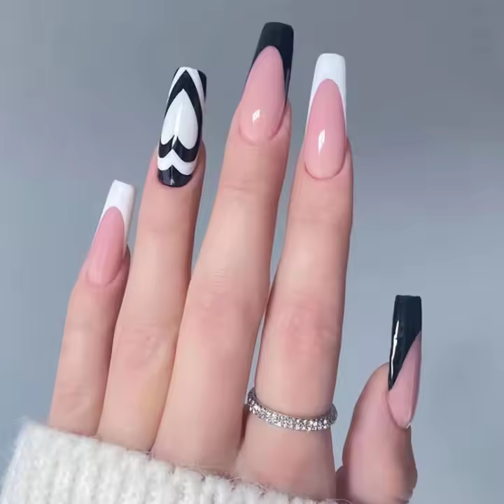 24 uñas postizas con pegament-Manicura Bailarina con cobertura total - Uñas postizas geniales para Mujeres y niñas (Blanco y Negro con diseño de corazón) - 1