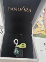 Pandora Aguacate Double Dangle Charm 763405C01, Talla única, Oro Amarillo, No es una piedra Preciosa, Comes con Caja de Joint original. - details 0