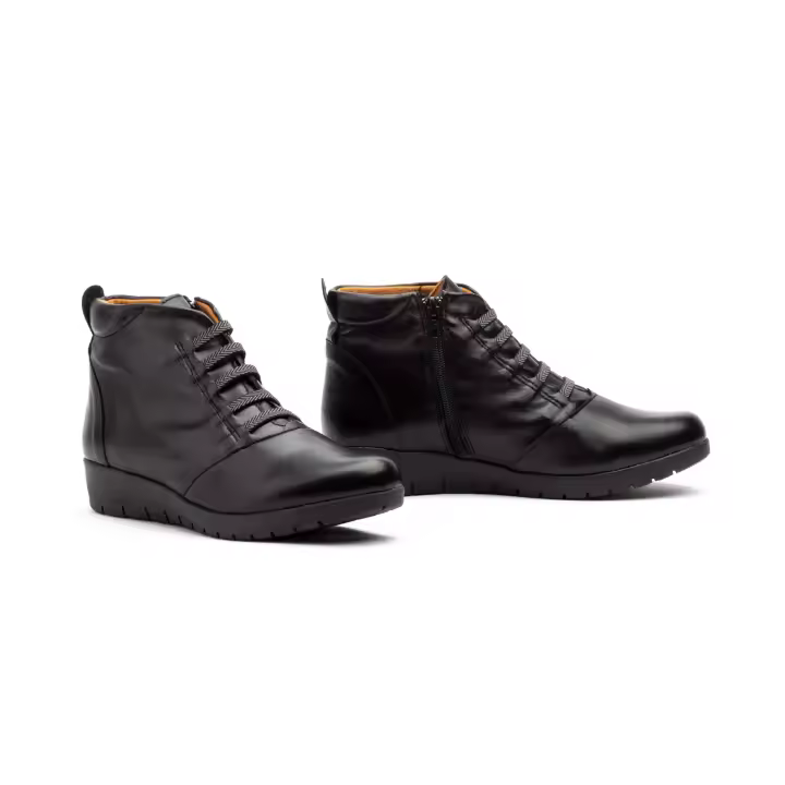 FX-9502 Negro  Hecho en España Botín Mujer Piel Negro Cordones Elásticos Cremallera Cuña Numeración: 35-41 Marca: JAM Los botines negros con cuña de 3 cm son la esencia de la elegancia atemporal. Fabricados con piel de la mejor calidad, est - 1