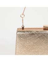 Bolso estilo clutch color oro rígido con asa corta perfecto para bodas fiestas eventos - details 3