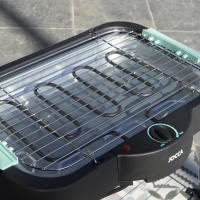 Barbacoa eléctrica Jocca con patas, gran superficie de cocción (41x24,5 cm), sin humos para interiores y exteriores, bandeja desmontable fácil de limpiar, rejilla de doble altura, estructura de metal con asas antiquemaduras, control de temperatura y 2000W - details 1