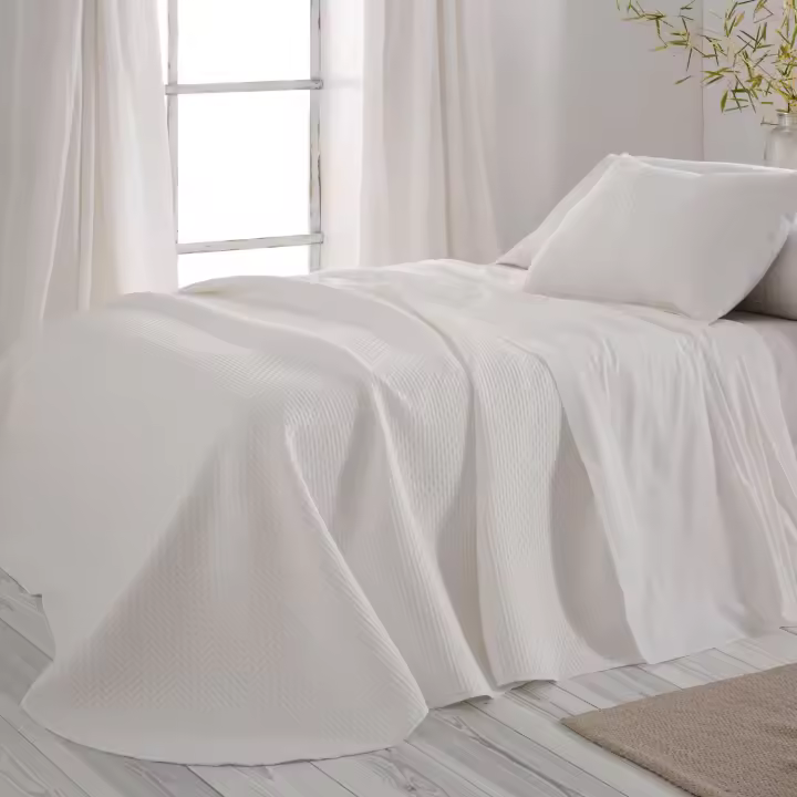 Colcha verano jacquard. Diseño 162. BURRITO BLANCO. Incluye una colcha jacquard y 1 o 2 fundas de cojín. Diseño de topitos. Disponible en color Blanco. 100% poliéster. Tamaños 90, 105, 135, 150 y 180cm. - 1