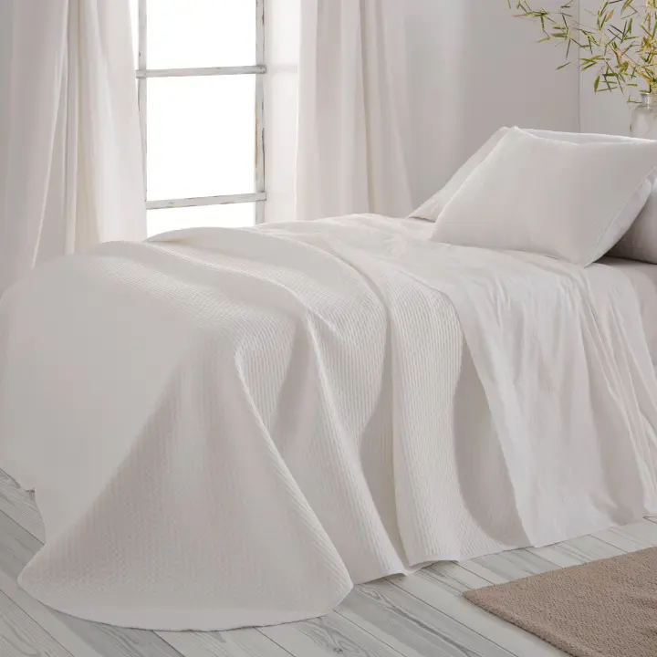 Colcha verano jacquard 100% poliéster. Disponible en cama de 90, 105, 135, 150 y 180cm. Color Blanco. Relleno de 360gr/m2. - 1