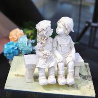 Estatua De Resina De Pareja De Niños Sentados Y Besándose Decoración De Jardín Al Aire Libre Adorno De Patio Estilo Clásico - details 2