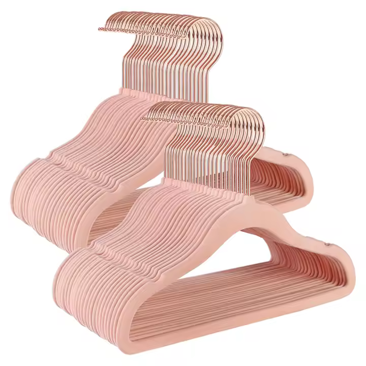 SONGMICS Perchas Infantiles, Juego de 50, Perchas de Terciopelo con Ganchos de Oro Rosa, Perchas Bebé Antideslizantes para Ropa del Armario, Abrigos para Bebés o Niños, Blanco Nube/Rosa Jalea - 1