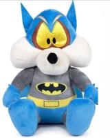 FAMOSA - Looney Tunes - Willy el coyote como Batman - Peluche 100 aniversario Warner Bross - Textura Suave - Producto oficial - Regalo ideal para fans y niños de cualquier edad - details 0