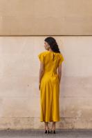 PuntoSalao Vestido satinado largo detalle drapeado para mujer color naranja - Un Este vestido está confeccionado con un satín suave y brillante que aporta un toque de lujo y sofisticación. - details 2