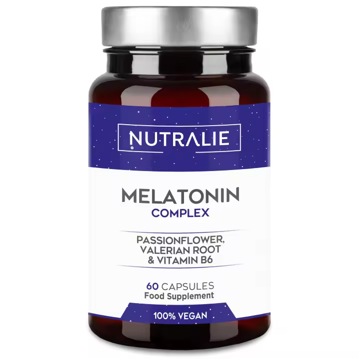 MELATONINA Pura Retard 1,8mg - Valeriana Forte, Pasiflora y Vit B6 - Dormir Bien, Sueño e Insomnio - Melatonin para Trastornos del Sueño - Melatonina Forte 60 Cápsulas Veganas Nutralie - 1