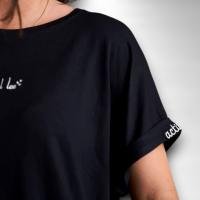 Camiseta Básica Negra Anabel Lee - "Actitud +" Bordado en Manga - details 5