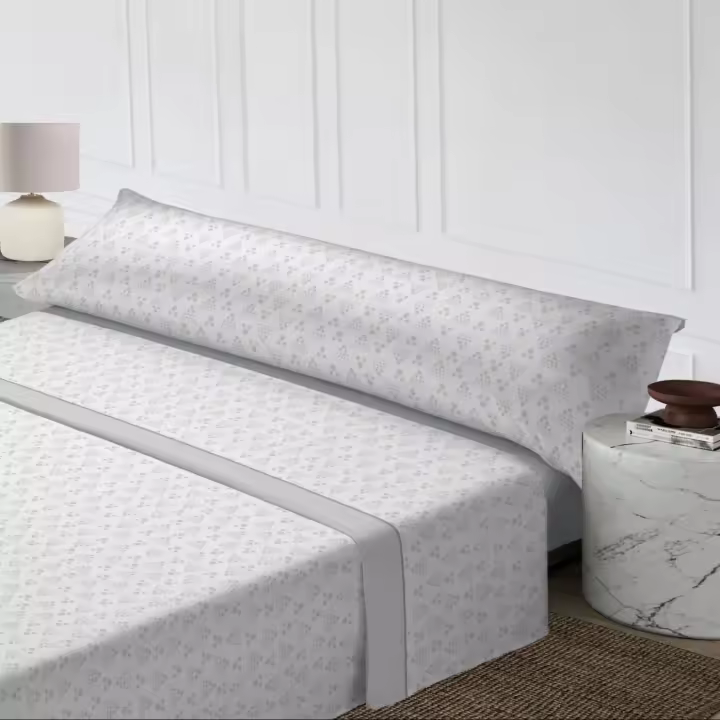 Juego de Sábanas 3 Piezas Gris Moderno - Diseño Minimalista con Textura Premium | Incluye Sábana Ajustable Elástica, Colcha Neutra + Funda de Almohada XXL | Tallas 90cm (Individual), 105cm (Matrimonio), 135cm (Queen), 150cm (King), 180cm (Super King) - 1