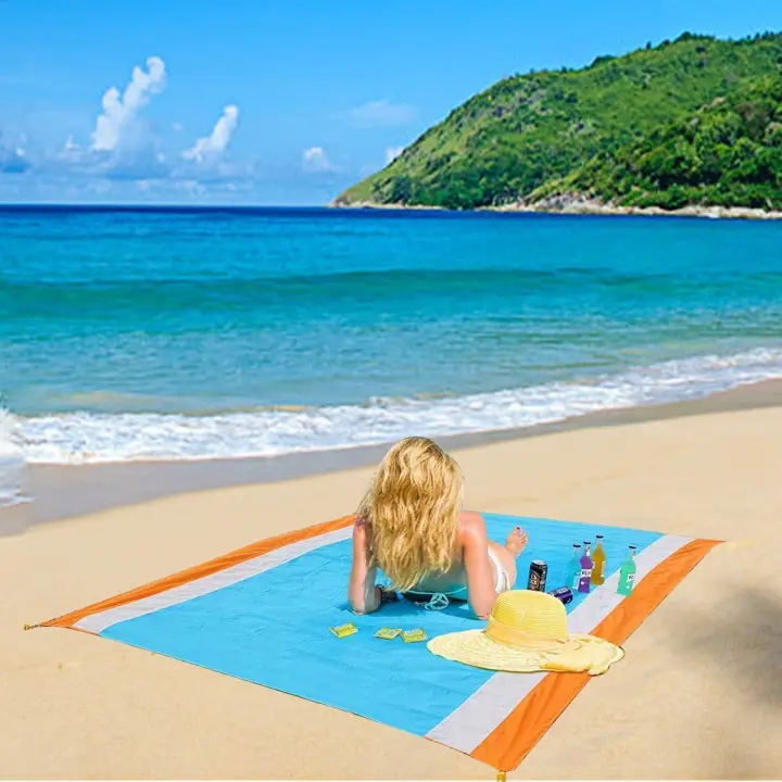 Beach Mat - Manta impermeable para picnic (82 x 79 pulgadas), portátil, resistente a la arena, incluye 4 estacas, ultraportátil para picnic, playa, senderismo, camping - 1