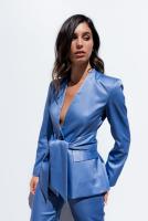PuntoSalao Blazer con cinturón en color azul satinada para mujer elegante Esta chaqueta está confeccionada con un tejido satinado de alta calidad, que le da un brillo sutil y un tacto suave. El color azul es un tono que combina con todo y que transmite se - details 0