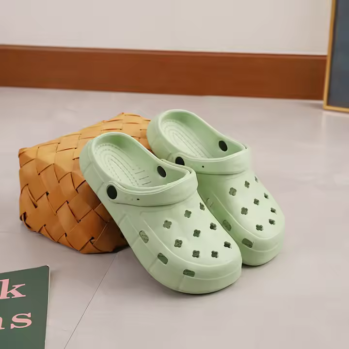 Nuevos Sandalias De Jardín Para Hombres Y Mujeres Verano 2024 Pantuflas De Baño Con Suela Suave Impermeables Y Moda Para Uso Exterior - 1
